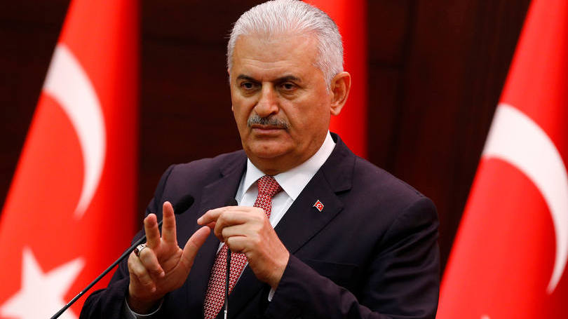 Turquia  O primeiro-ministro da Turquia, Binali Yildirim, anunciou a normalização das relações bilaterais entre seu país e a Rússia, que ficaram abaladas com a derrubada de um avião russo pelas forças turcas em novembro do ano passado, assim como dos vínculos diplomáticos com o Egito, rompidos desde junho de 2013.